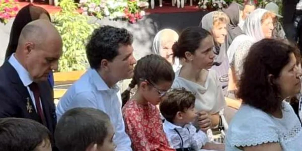 nicusor dan, impreuna cu familia, la manastire de sf maria foto antena 3 cnn png