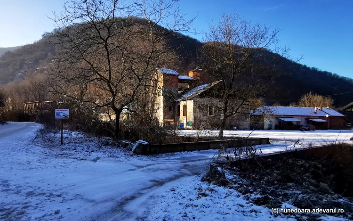 Calea ferată trecea prin vecinătatea Furnalului de la Govâjdia. Foto: Daniel Guţă, ADEVĂRUL