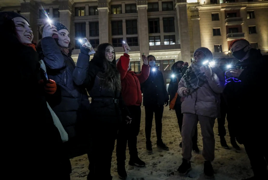 Moscova: Tineri manifestanţi arătându-şi sprijinul faţă de Navalnîi FOTO EPA-EFE