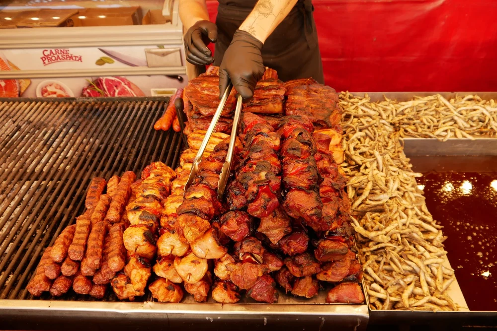 Un bărbat reclamă că a muncit la o terasă cunoscută din Iași fără să fie plătit: „Este militărie. Nu ai voie să te așezi.” Replica administratorului