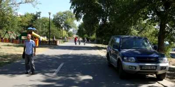 Şoferii îşi parchează maşinile pe Faleză, chiar dacă acest lucru este interzis Foto Bogdan Dimofte