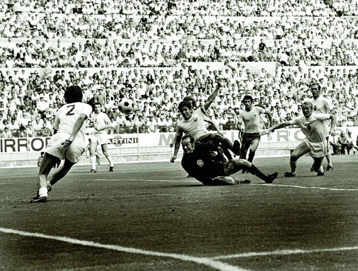 Mircea Lucescu (centru) a jucat la CM 1970, eliminând Grecia în calificări. FOTO: Gettyimages