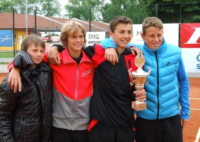 Alexander Zverev, alaturi de Bogdan Borza (cel cu trofeul), in 2011