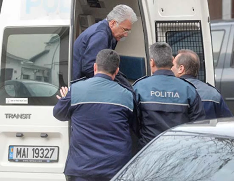 Adriean Videanu a fost ridicat de acasă de poliţie