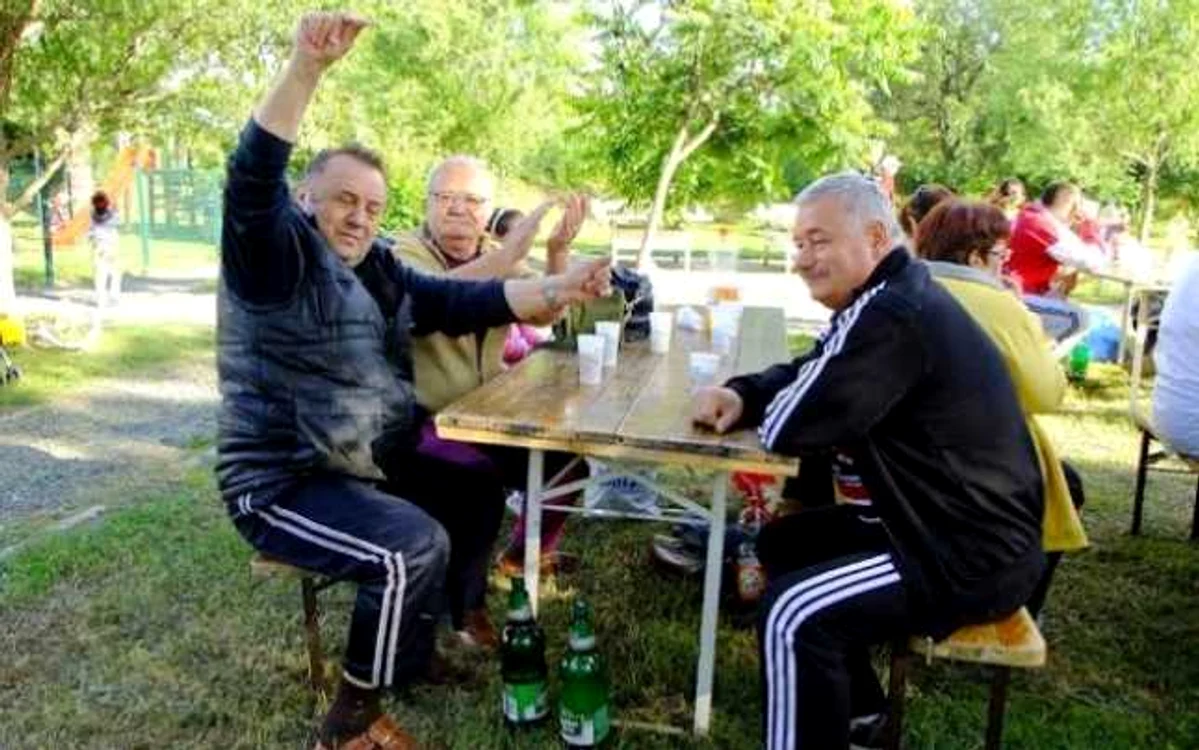 An de an vecinii petrec între ei FOTO arhivă