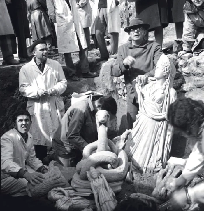 Instantaneu din timpul dezgropării Tezaurului de sculpturi de la Tomis. În centrul imaginii,  cu ochelari şi pălărie,  e Vasile Canarache,  directorul muzeului în 1962,  un fel de Indiana Jones de Constanţa