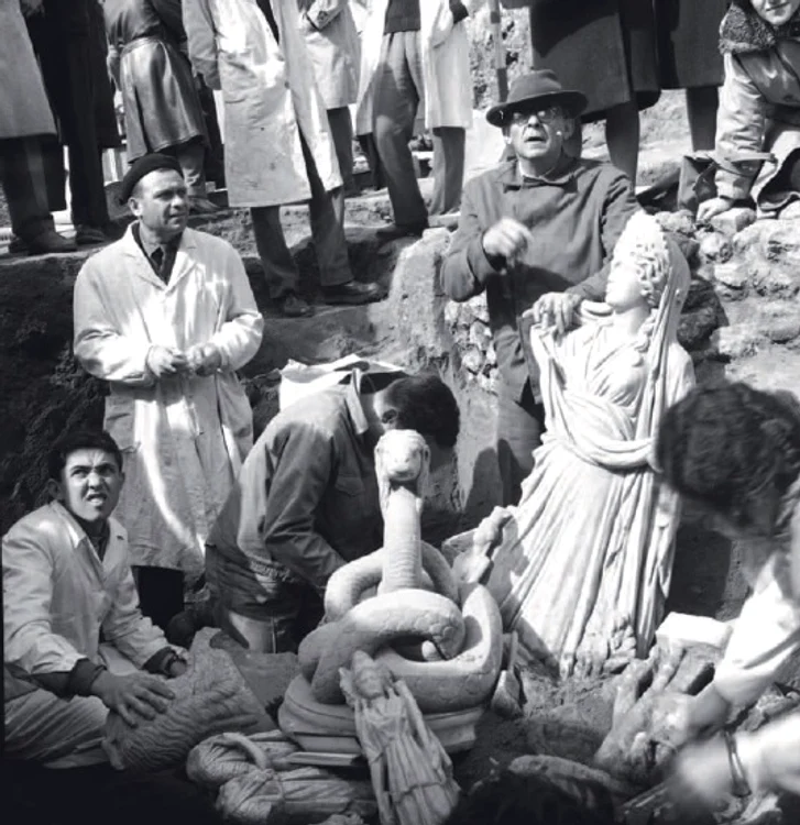 Instantaneu din timpul dezgropării Tezaurului de sculpturi de la Tomis. În centrul imaginii,  cu ochelari şi pălărie,  e Vasile Canarache,  directorul muzeului în 1962,  un fel de Indiana Jones de Constanţa