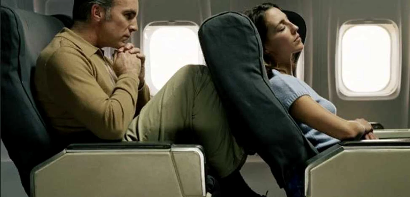 Conform Autorităţii de Aviaţie Civilă, pasagerii care se află într-un scaun înclinat, deci care nu este îndreptat, nu reuşesc să adopte cea mai sigură poziţie în caz de urgenţă, şi anume aplecat, cu mâinile deasupra capului şi picioarele strânse. FOTO alghad.com