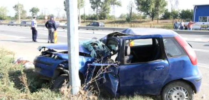 Craiova: Un tânăr a murit, iar prietenii săi au fost grav răniţi într-un accident auto