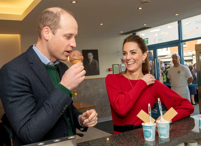 Kate şi William au fost puşi pe glume la întâlnirea cu mai mulţi elevi de generală şi părinţii lor