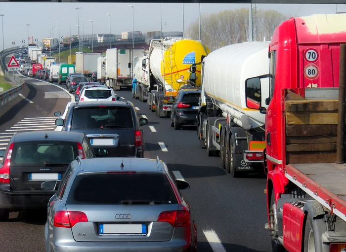 Un şofer de tir conducea cu un picior pe geamul lateral, foto pixabay