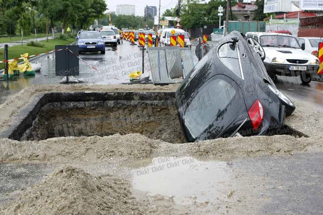 Omul de afaceri Cristi Iancu a intrat cu Mercedesul în groapă. (Foto: Eduard Enea)