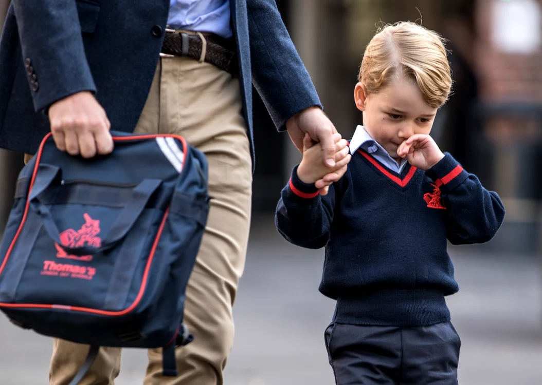 Prinţul George a fost dus în prima zi de şcoală de tatăl lui