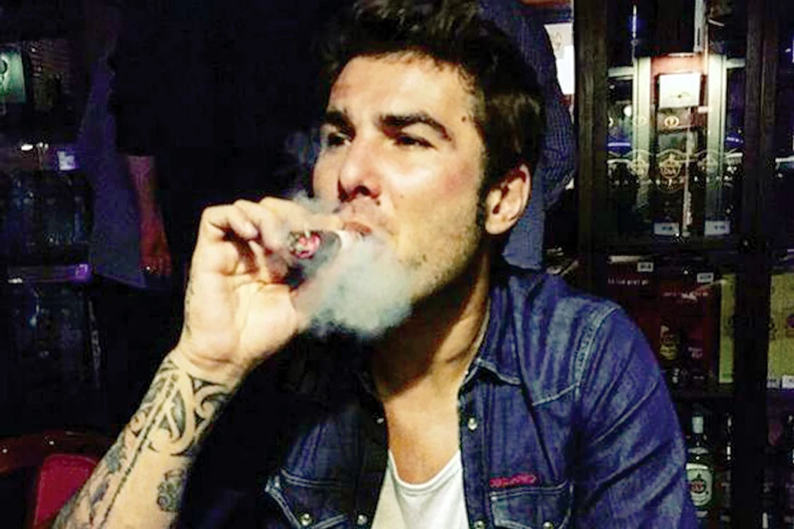 
    Lui Mutu îi place să bea vin şi să fumeze un trabucfoto: arhivă personală  