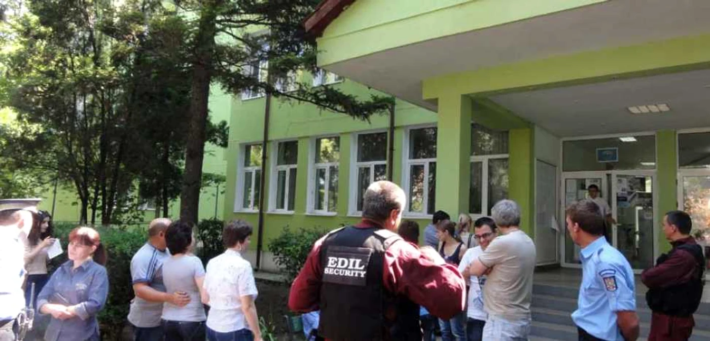 Emoţiile la prima probă scrisă a BAC-ului 2013 au fost deopotrivă pentru elevi şi părinţi... (FOTO: Adevărul)