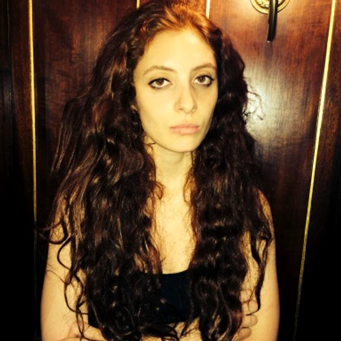 Scarlett Sabet  a scris un volum de poezii intitulat "Rocking Underground"