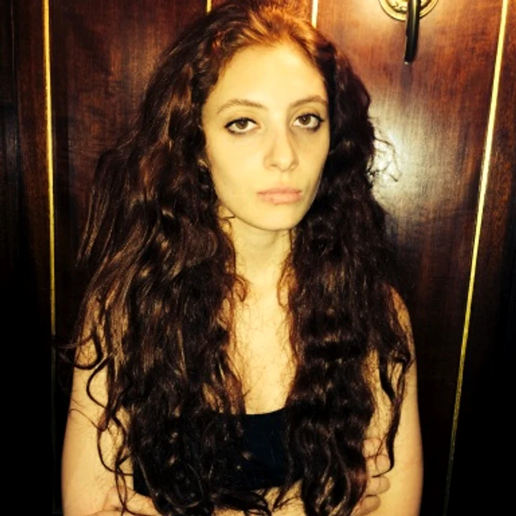 Scarlett Sabet  a scris un volum de poezii intitulat "Rocking Underground"