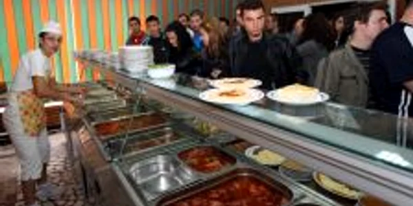 Mancarea este cu aproape 50% mai ieftină decât la orice “plimbă-tavă” din oraş. Foto: Bogdan Dimofte
