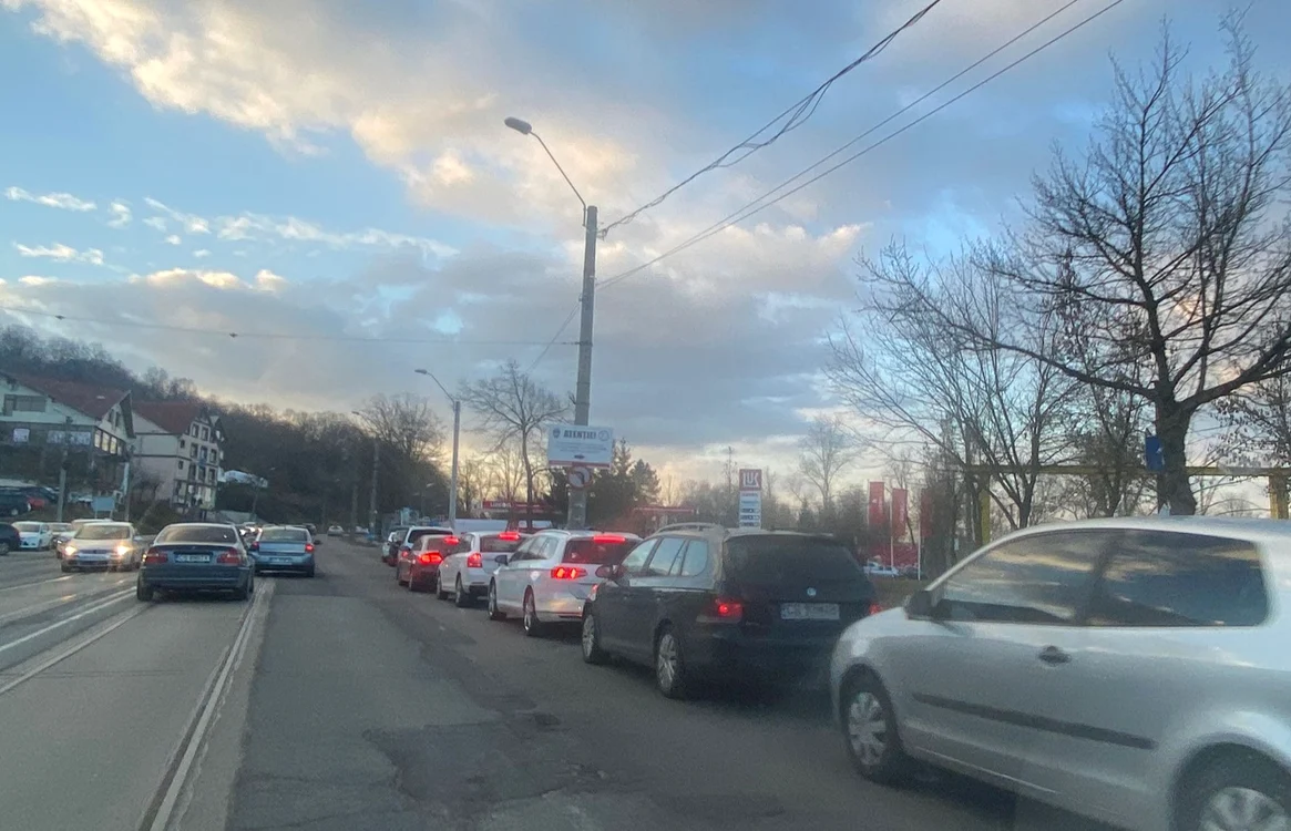 Șoferii sunt panicați din cauza creșterii prețului combustibilului Sursă foto: expressdebanat.ro