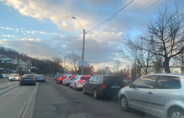 Șoferii sunt panicați din cauza creșterii prețului combustibilului Sursă foto: expressdebanat.ro