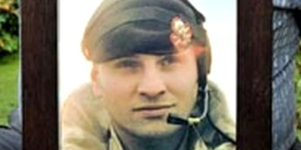 Soldat britanic decedat după un transplant de plămâni aparţinând unui fumător