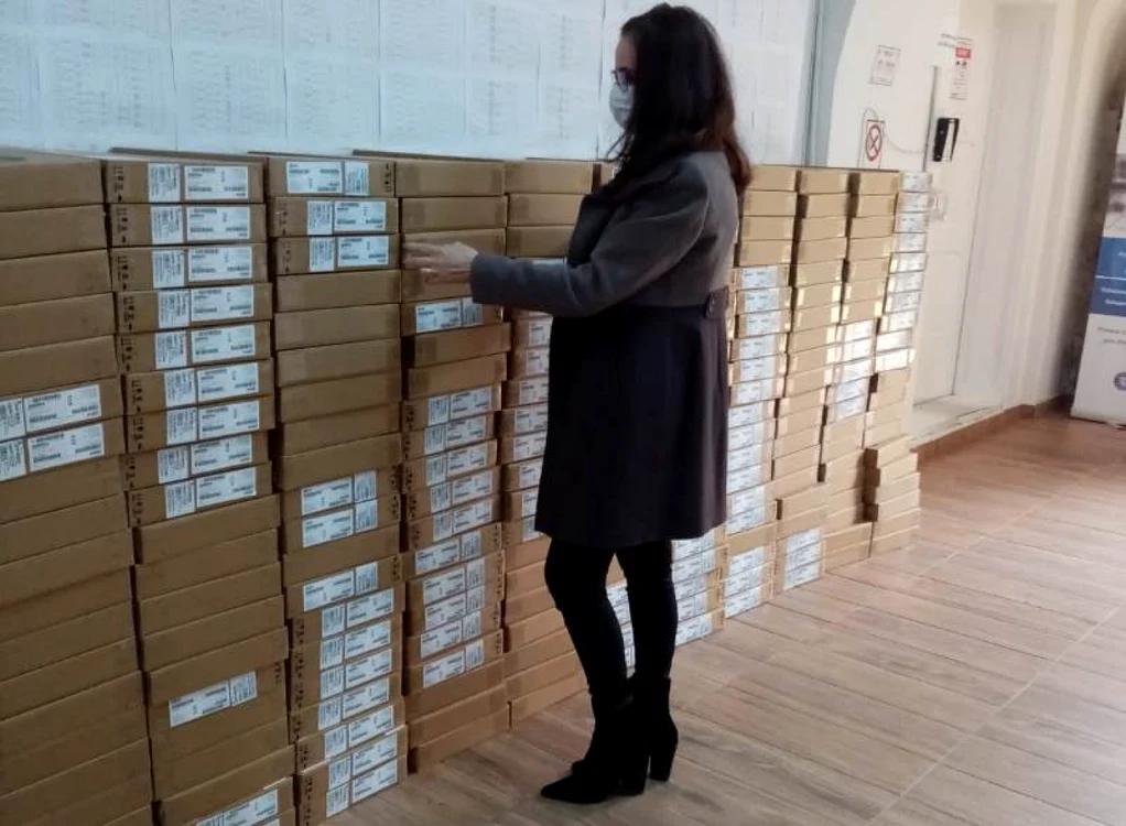 Laptopurile au ajuns în 26 de şcoli din judeţ. Foto: IŞJ Alba