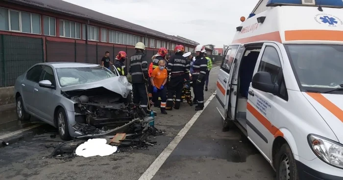 Şoferul autoturismului a intrat pe contrasens şi s-a ciocnit cu un camion. Foto: ISU Alba