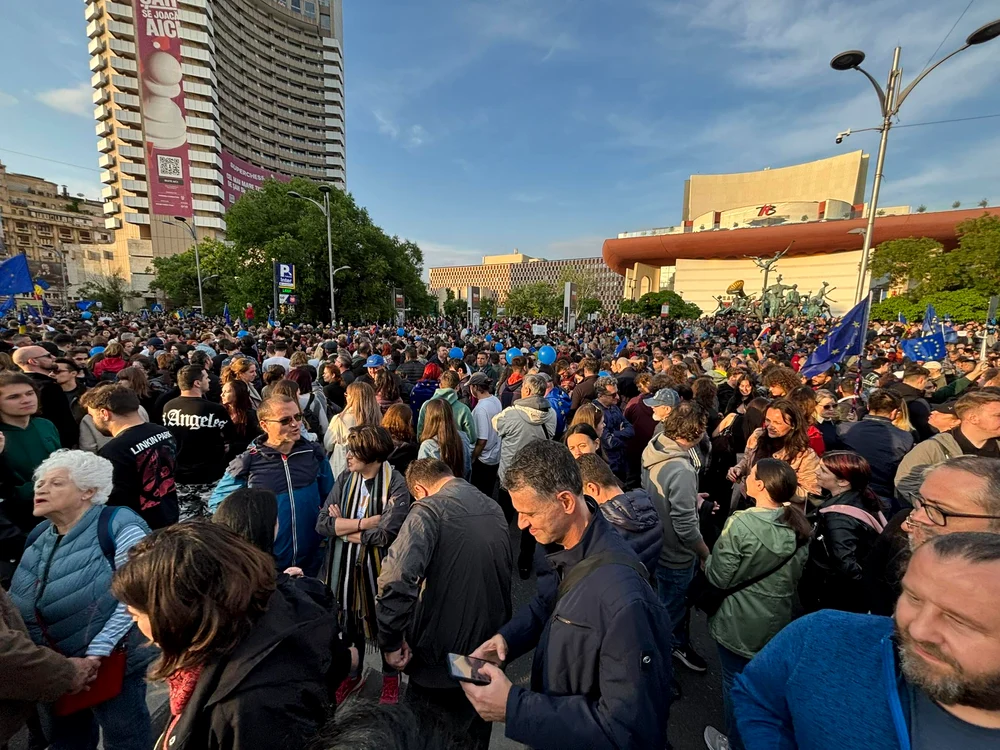 Și jurnalista Emilia Șercan este prezentă la miting. FOTO: Facebook / Emilia Șercan