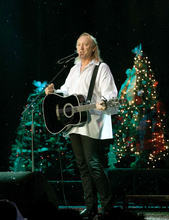 După un an de pauză, solistul s-a întors din Canada ca să-şi "îngraşe" conturile de Sărbători