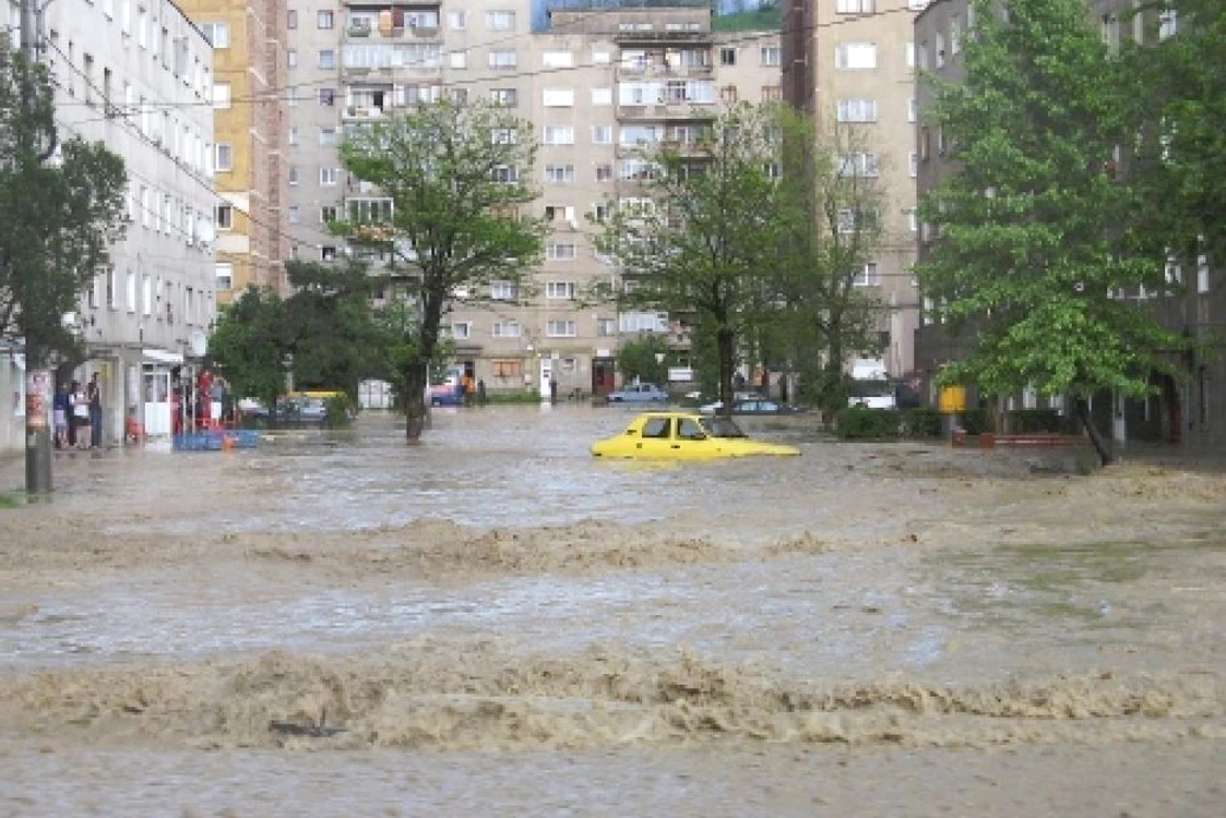 Apele au năvălit pe străzi la Petroșani, iar localnicii nu s-au putut împotrivi (foto: radiotimisoara.ro)
