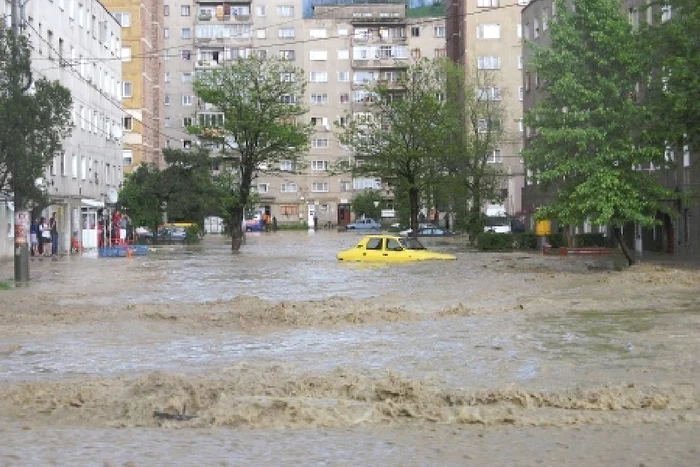 
    Apele au năvălit pe străzi la Petroșani, iar localnicii nu s-au putut împotrivi (foto: radiotimisoara.ro)  