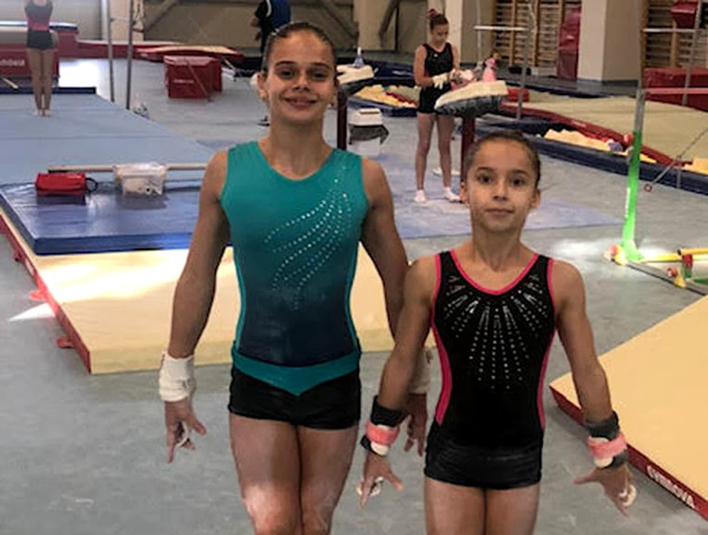 
    Alexandra și Miruna sunt îndrăgostite și de gimnastică, dar și de carte  