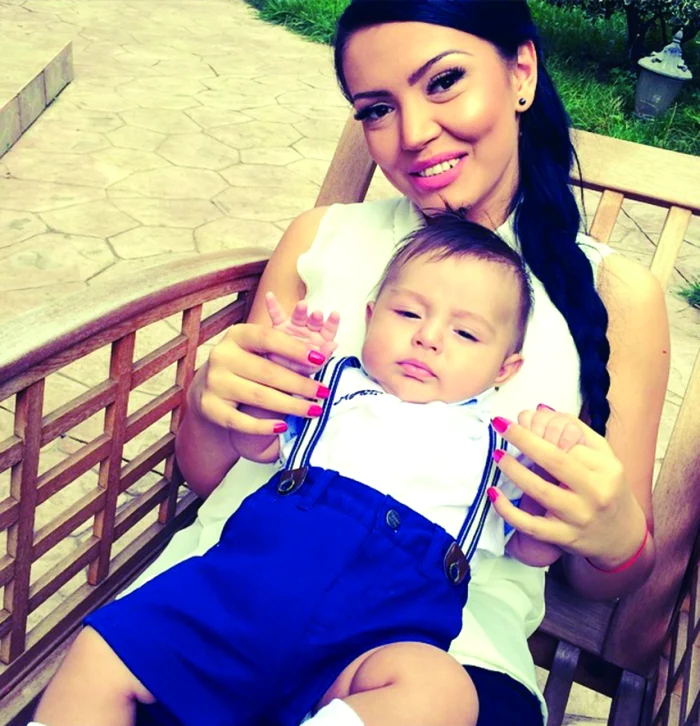 Andreea, alături de băiețelul ei, în vârstă de aproape cinci luni, David