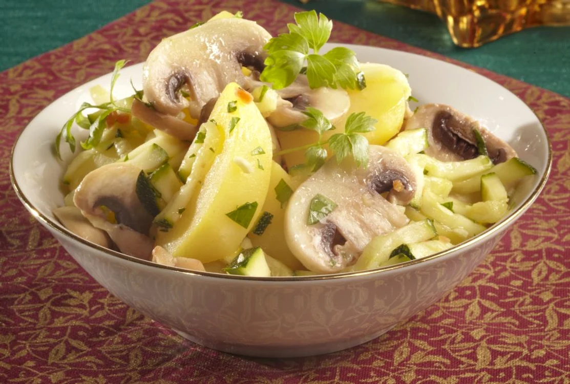 salata de cartofi cu ciuperci si dovlecei jpeg