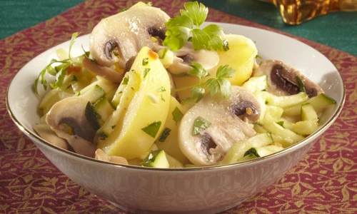 salata de cartofi cu ciuperci si dovlecei jpeg