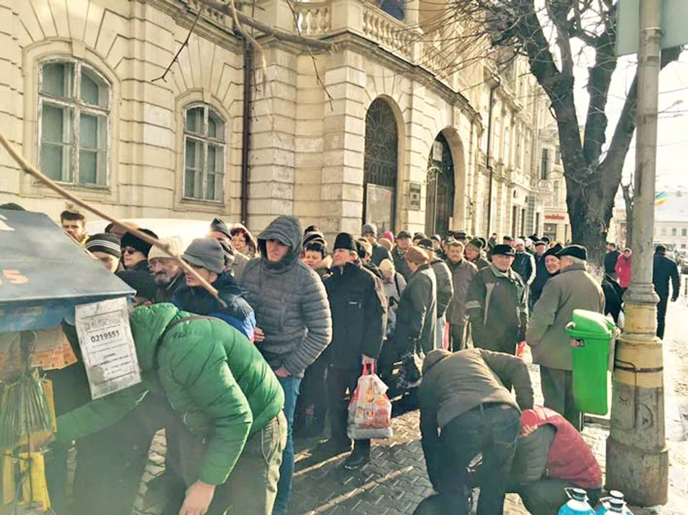 
    Robi le-a mulţumit  tuturor, i-a îmbrăţişat  şi le-a strâns mâna   
