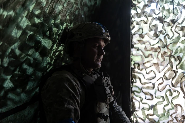 Un soldat ucrainean din batalionul „ Lupii Da Vinci Wolves” așteaptă ordine FOTO EPA-EFE