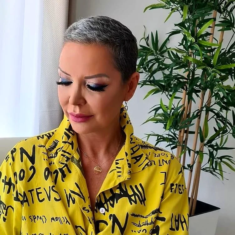 Eugenia are acum gene false şi părul albastru