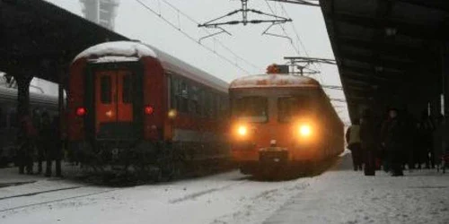 Trenurile au întârzieri de câteva zeci de minute