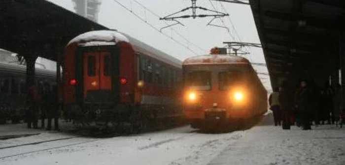 Trenurile au întârzieri de câteva zeci de minute