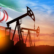 Pompe de petrol pe fundalul steagului Iranului FOTO shutterstock jpg