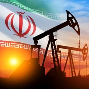 Pompe de petrol pe fundalul steagului Iranului FOTO shutterstock jpg