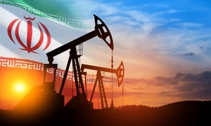 Pompe de petrol pe fundalul steagului Iranului FOTO shutterstock jpg