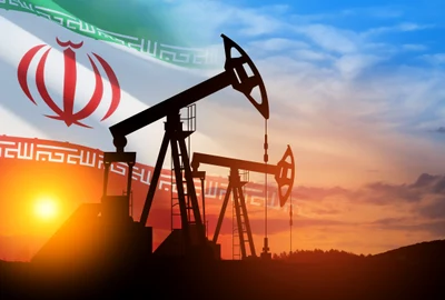 Pompe de petrol pe fundalul steagului Iranului FOTO shutterstock jpg