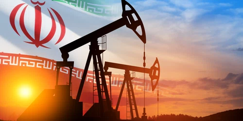 Pompe de petrol pe fundalul steagului Iranului FOTO shutterstock jpg