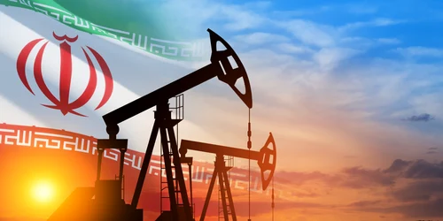 Pompe de petrol pe fundalul steagului Iranului FOTO shutterstock jpg