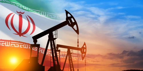 Pompe de petrol pe fundalul steagului Iranului FOTO shutterstock jpg