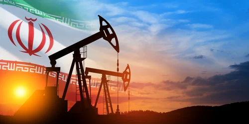 Pompe de petrol pe fundalul steagului Iranului FOTO shutterstock jpg