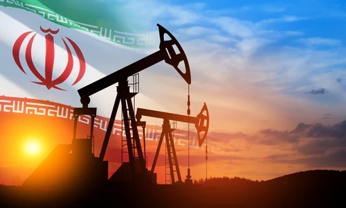 Pompe de petrol pe fundalul steagului Iranului FOTO shutterstock jpg