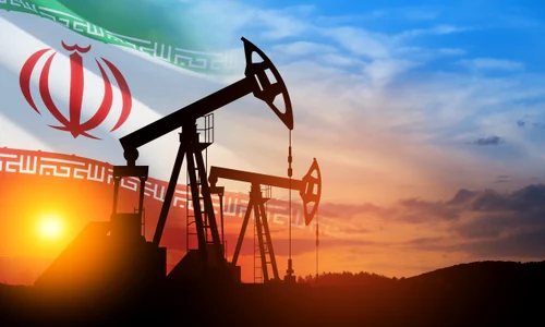 Pompe de petrol pe fundalul steagului Iranului FOTO shutterstock jpg